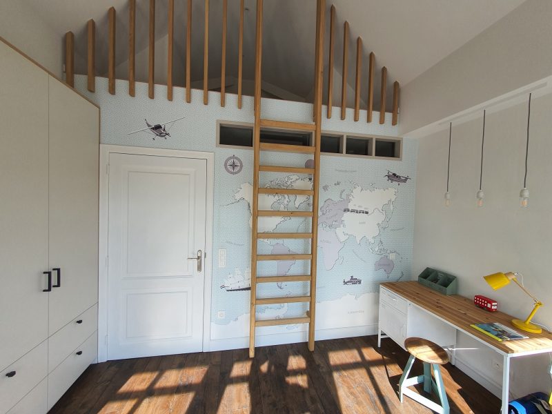 slaapkamer met bureel en ladder